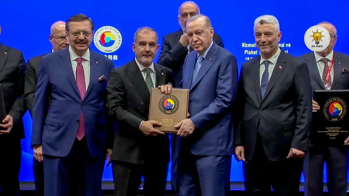 cumhurbaskani-erdogandan-baskan-alana-hizmet-seref-belgesi-ufcNgrVH