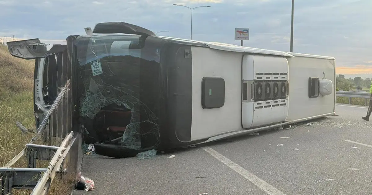istanbul-izmir-otoyolunda-otobus-devrildi-25-yarali-USRsDjFQ (1)