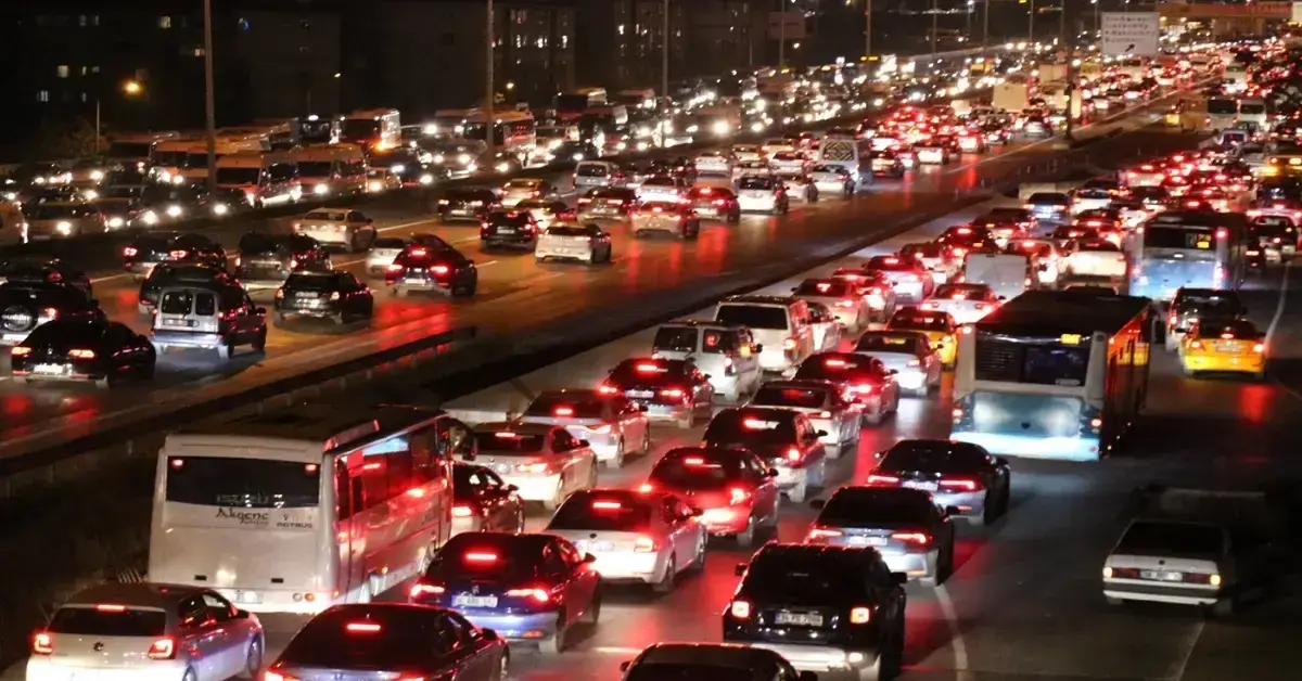 kurban-bayrami-oncesi-ankarada-bazi-kavsaklar-trafige-kapatildi-NqsAtrax
